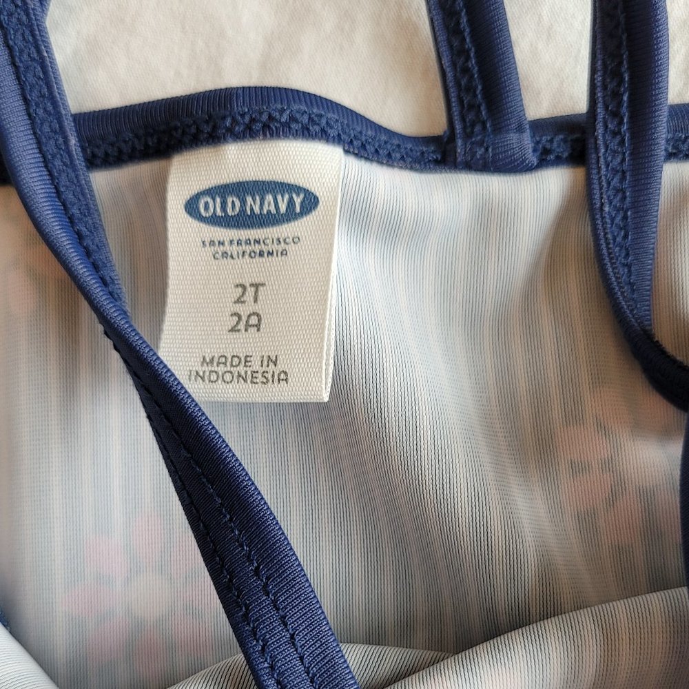 Old Navy 2-piece toddler bathing suit - Picture 3 of 3